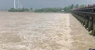 ভারতের পাহাড়ি ঢল ও ভারী বর্ষণ: পানি নিষ্কাশনে খুলে দেয়া হলো মুহুরি রেগুলেটরের ৪০ গেট